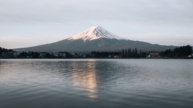 曇り空の下、湖面に映る富士山の夕景