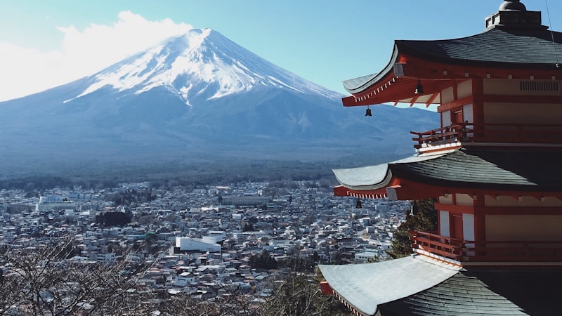 新倉山浅間公園の五重塔と街並み越しに見える富士山