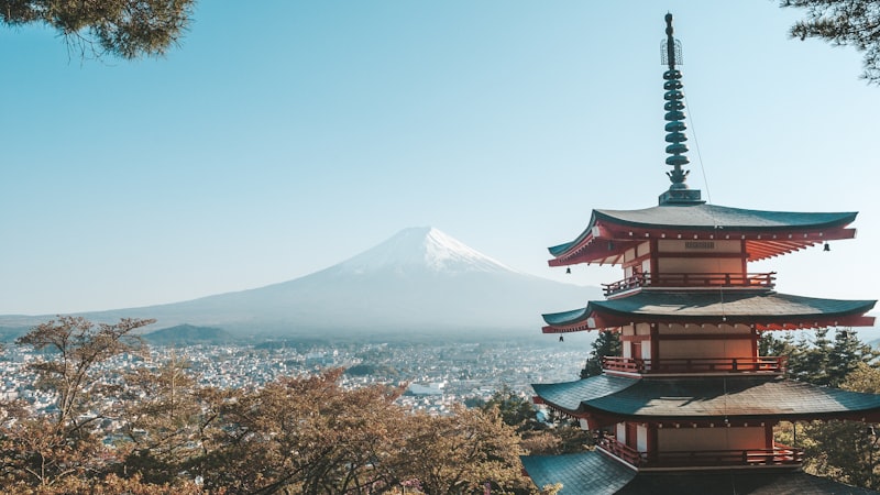 新倉山浅間公園から望む五重塔と富士山